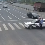 中国の警察官が道路の真ん中で突然閉鎖!!その理由に世界中から称賛の嵐
