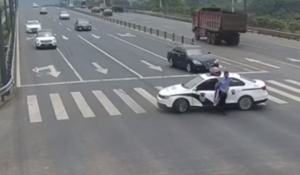 中国の警察官が道路の真ん中で突然閉鎖！！その理由に世界中から称賛の嵐