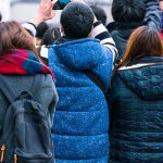 ドイツの事故現場で写真を撮る野次馬への警察の怒りのメッセージとは...