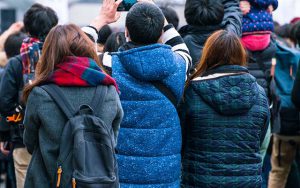 ドイツの事故現場で写真を撮る野次馬への警察の怒りのメッセージとは...