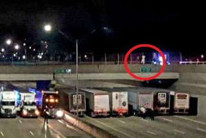 高速道路でトラックが一列に停車？！その理由に世界中から称賛の嵐！！