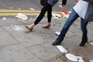 イギリスでごみのポイ捨てを46%も削減した画期的な方法とは！！