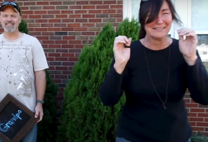 【感動動画】孫ができることをまだ知らない両親にサプライズ報告でママ号泣！！