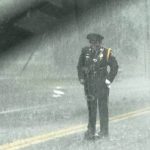 大雨の中で女性警官が道路の真ん中で笑顔で立ち尽くす理由に称賛の嵐!!