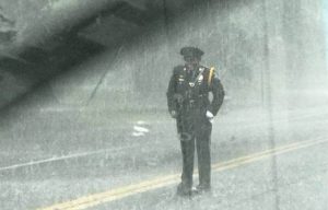 大雨の中で女性警官が道路の真ん中で笑顔で立ち尽くす理由に称賛の嵐！！