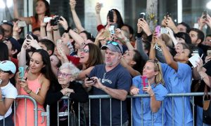 ある写真の中の一人のおばあちゃんの行動に深く考えさせられる...