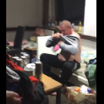 【爆笑動画】ズボンをシャツと勘違いして着ようとして何度もトライする男性
