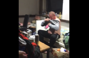 【爆笑動画】ズボンをシャツと勘違いして着ようとして何度もトライする男性