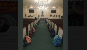 ある教師の葬儀にたくさんのリュックサックが並べられた理由に胸を打たれる...