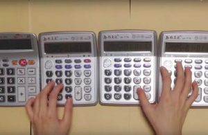 【驚愕映像】「スーパーマリオブラザーズ」のテーマを電卓４つで演奏した動画が凄すぎると世界中から称賛の嵐！！