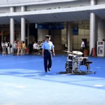 広場のど真ん中に置かれたドラムセットを見つけた警察官。注意するのかと思いきや、予想外の行動に!!!