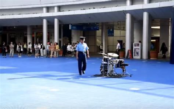 広場のど真ん中に置かれたドラムセットを見つけた警察官。注意するのかと思いきや、予想外の行動に！！！