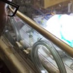 急死した母親から帝王切開で救出された息子に歌「Blackbird」を捧げる父親の姿に涙が溢れる...