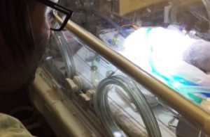 急死した母親から帝王切開で救出された息子に歌「Blackbird」を捧げる父親の姿に涙が溢れる...