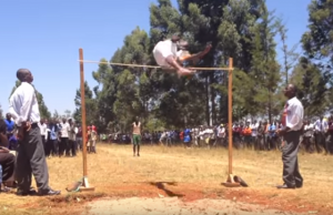 ケニアの高校の高跳びの映像に驚愕！！こんな飛び方でこんなに飛ぶの？！