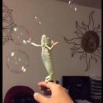 カメレオンがシャボン玉を見てはしゃぎまくる動画が可愛すぎるw