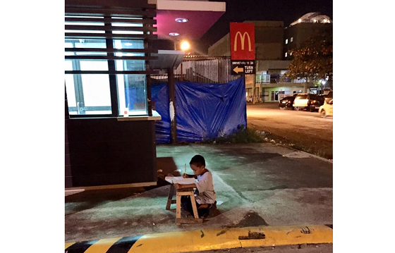 フィリピンのホームレス少年がマクドナルドの明かりで勉強する姿に涙が溢れる...