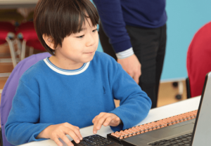 クアラルンプールで「そろばん」を習って右脳開発？！　日本でそろばん教育ブーム再燃の理由とは...