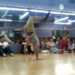 ”片足のブレイクダンサー”の驚愕のパフォーマンスに心打たれる！！