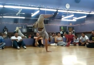 ”片足のブレイクダンサー”の驚愕のパフォーマンスに心打たれる！！