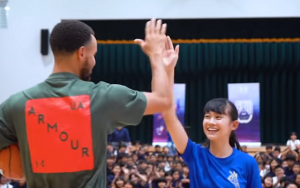 NBAのステフィン・カリー選手が大勢の観衆の前で何度もシュートを失敗する少女に伝えたアドバイスとは...