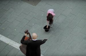 少女がコインを入れた瞬間から始まるオーケストラのサプライズ映像が素晴らしすぎる！！