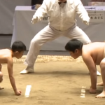 【世界少年相撲大会】小柄な少年が圧倒的体格差の少年に勝った勝ち方が半端ない!!