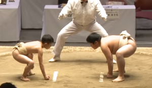【世界少年相撲大会】小柄な少年が圧倒的体格差の少年に勝った勝ち方が半端ない！！