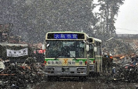 東日本大震災のガレキの間を走る大阪市営バスに心が震える...