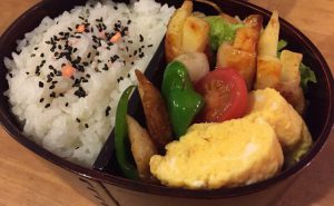 母親を亡くした娘のために父親が作り続けたお弁当の話に涙が溢れる...