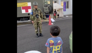 自衛隊の入浴支援最終日に男の子の行った行動に心が震える...