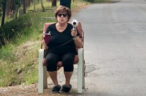 ある女性が毎日、ヘアドライヤーを持って道路沿いに座っている理由に世界中から称賛の嵐！！