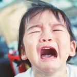「ママかえってきて!」夜中に子どもが号泣しているので、ピンポンしてみると...