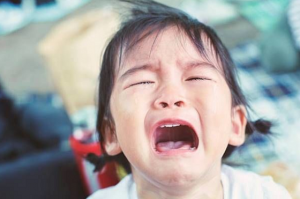 「ママかえってきて！」夜中に子どもが号泣しているので、ピンポンしてみると...