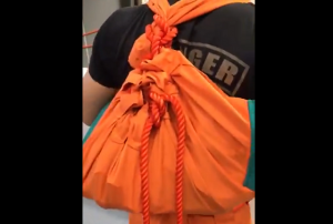 【拡散希望】警視庁が教える”ズボンと紐を使ってリュックサックを作る方法”