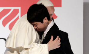 福島の原発避難の高校生が”ローマ教皇”の前で証言したメッセージに心打たれる...