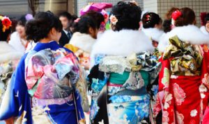 新成人の団体貸し切り営業の終業後、従業員の目に飛び込んできた光景に言葉を失った...