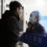 隔離された病院でコロナの患者を処置する看護師がガラス越しで婚約者が取った行動に涙があふれる...