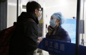 隔離された病院でコロナの患者を処置する看護師がガラス越しで婚約者が取った行動に涙があふれる...