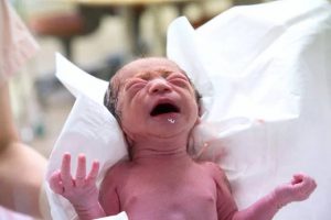 ベテラン助産師が伝える”赤ちゃんの夜泣きに感謝しなさい”に涙があふれる...