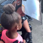 デモに参加した黒人の少女と白人の警官との会話に心打たれる...