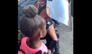 デモに参加した黒人の少女と白人の警官との会話に心打たれる...