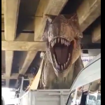 一般道路を輸送中の恐竜に遭遇?!これはさすがにビビる!!!