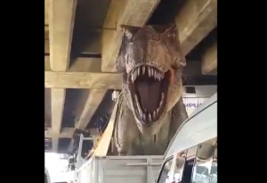 一般道路を輸送中の恐竜に遭遇？！これはさすがにビビる！！！