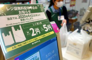 日本でレジ袋の削減って本当に必要？コンビニのレジ袋の有料化で起きてしまいそうな問題とは...
