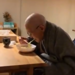 病院で半年間、ずっとペースト食だった96歳の男性がラーメンを久しぶりに食べたときの動画に涙がこぼれる...