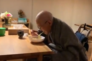 病院で半年間、ずっとペースト食だった96歳の男性がラーメンを久しぶりに食べたときの動画に涙がこぼれる...