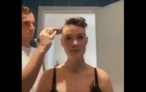 妻のために髪の毛を一緒にカットする夫婦の姿に涙があふれる...