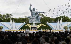 長崎に原爆が投下された日のお供え物が花ではなく〇〇である理由に考えさせられる...