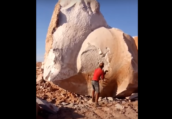 超巨大な岩をハンマー一つで叩いて割ってしまう動画に超驚愕！！